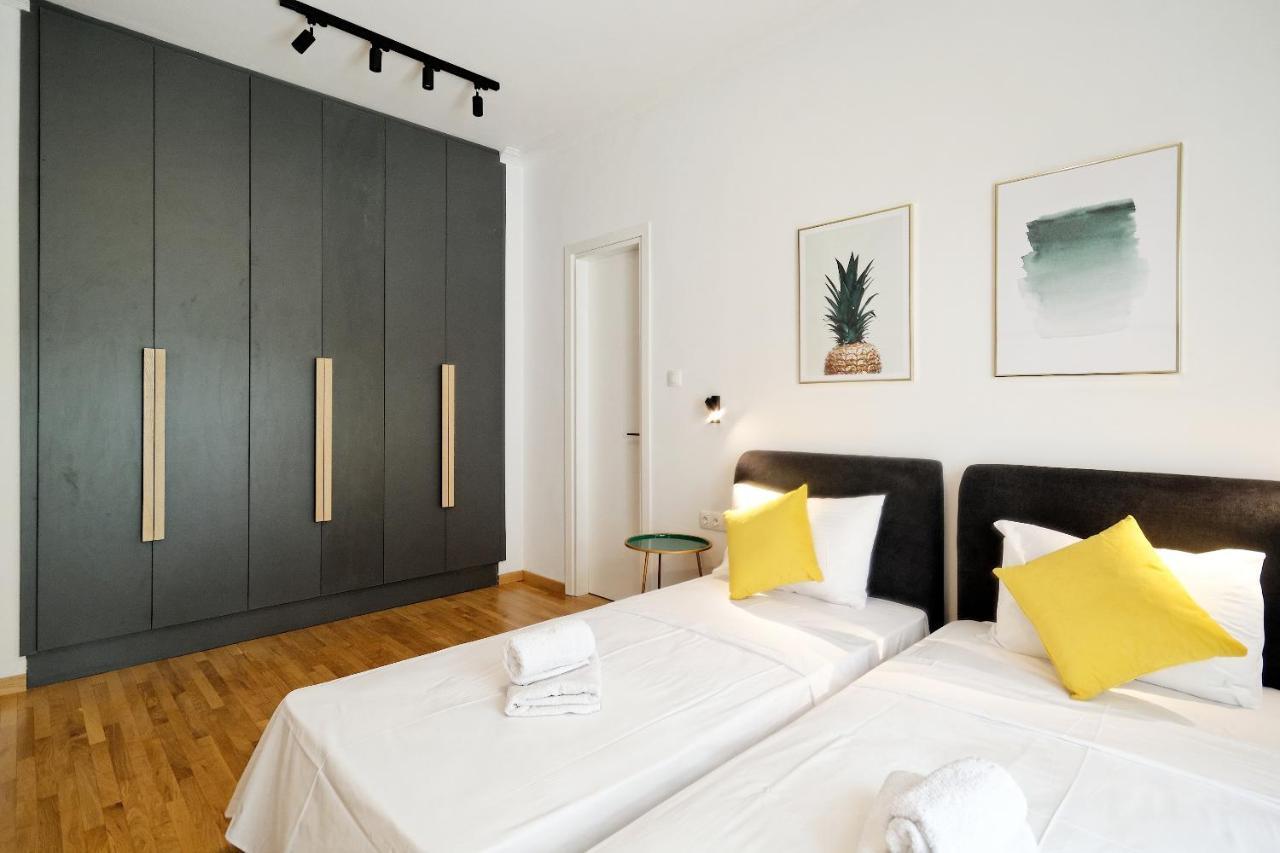 Elegant Big In Center With Balcony Apartment
