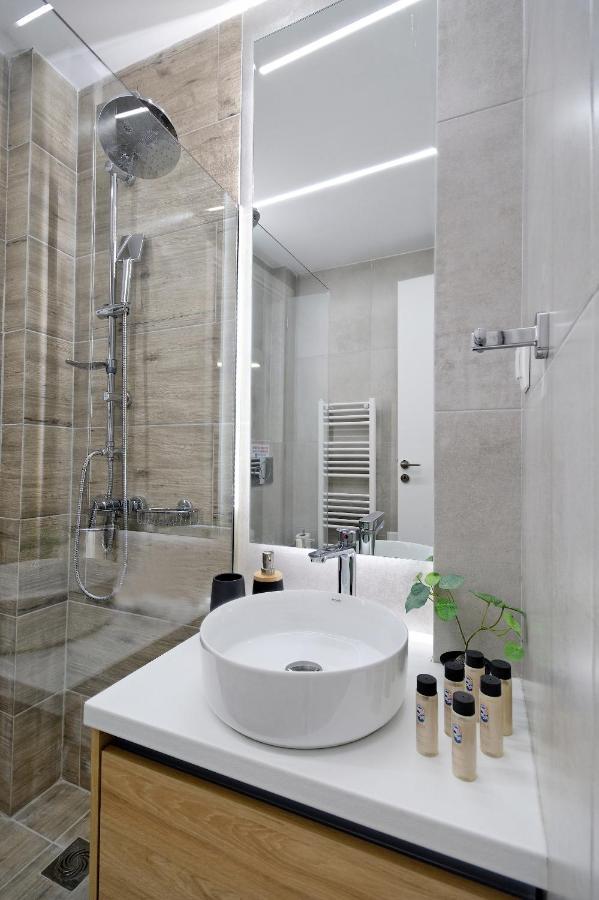 Elegant Big In Center With Balcony Apartment